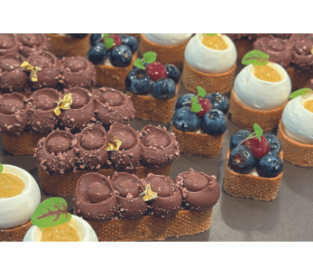 Mallard Ferrière mini fyrkantig perforerad gjutform för petit fours i rostfritt stål 2