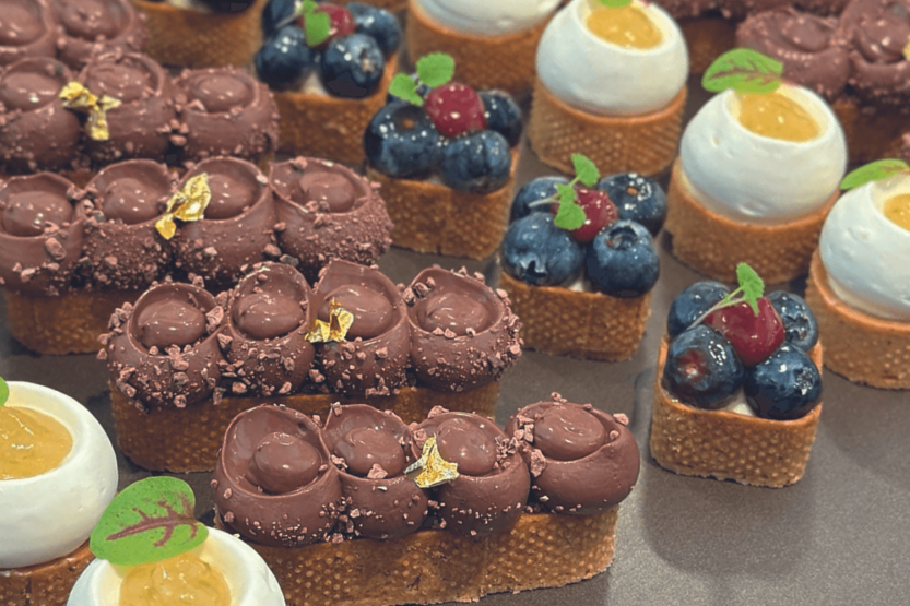 Mallard Ferrière mini pyöreä rei'itetty muotti ruostumattomasta teräksestä valmistettuja petit fours -leivoksia varten.