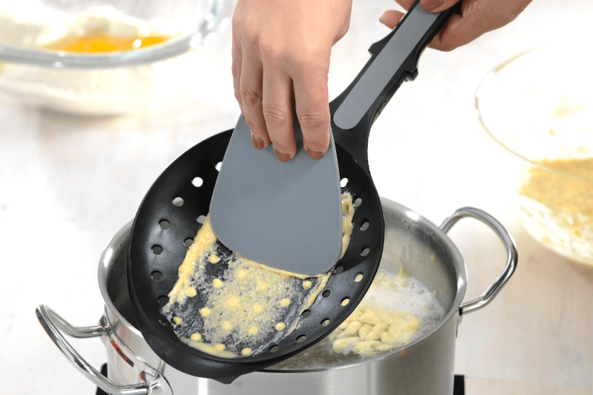 Colher para spaetzle Gefu Scodel com espátula flexível