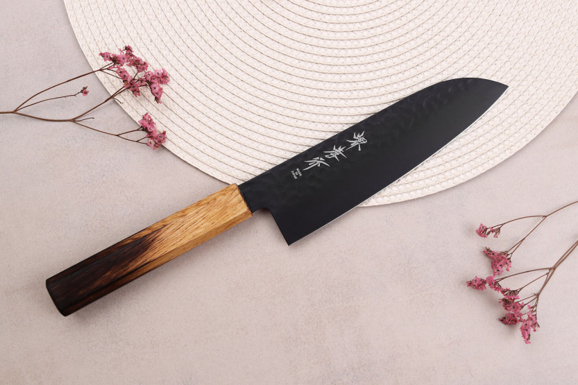 Japanisches santokumesser 17cm Sakai Takayuki Kurokage Griff aus gebrannter Eiche