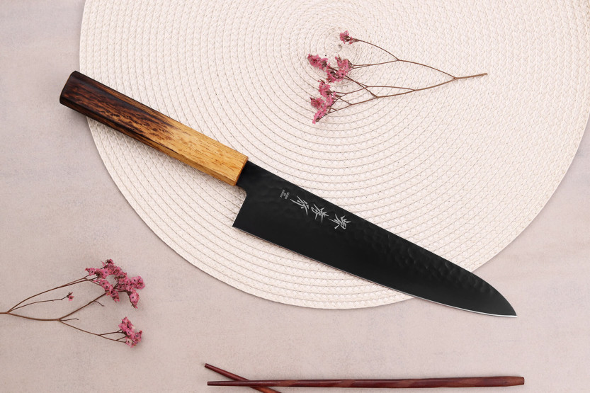 Cuchillo de cocinero japonés Sakai Takayuki Kurokage VG10 21cm con mango de roble quemado