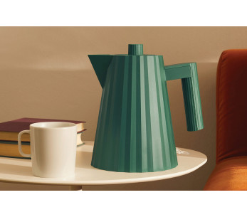 Hervidor eléctrico verde Alessi Plissé diseñado por Michele De Lucchi 2