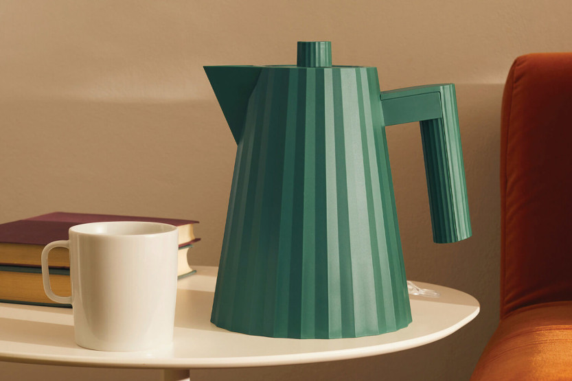 Alessi Plissé grön vattenkokare designad av Michele De Lucchi
