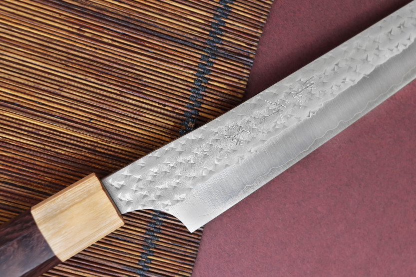 Couteau sujihiki Kirsche japanisch handwerklich martelé Yu Kurosaki senko 24cm acier SG2