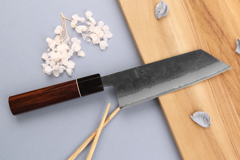 Faca bunka japonesa Yuzo Black Nashiji de 16,5 cm feita à mão