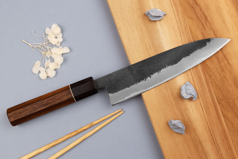 Faca de chef japonesa Yuzo Black Nashiji de 18 cm feita à mão
