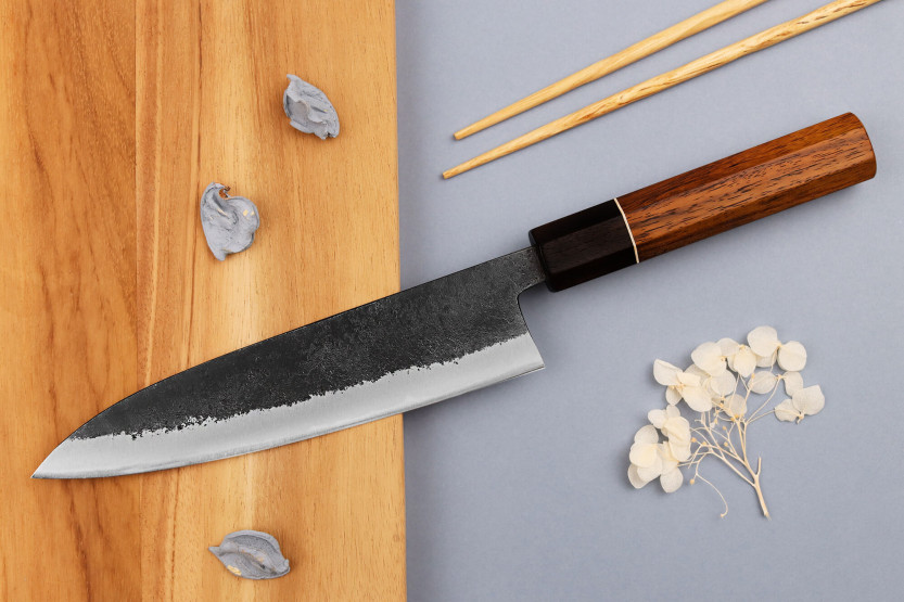Faca de chef japonesa Yuzo Black Nashiji de 18 cm feita à mão