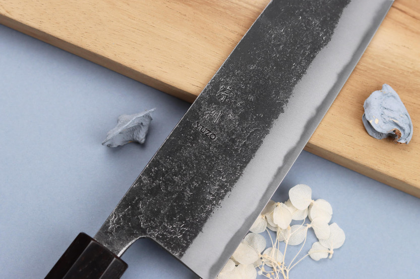 Kiritsuke-kniv 24 cm japansk håndværk Yuzo Black Nashiji