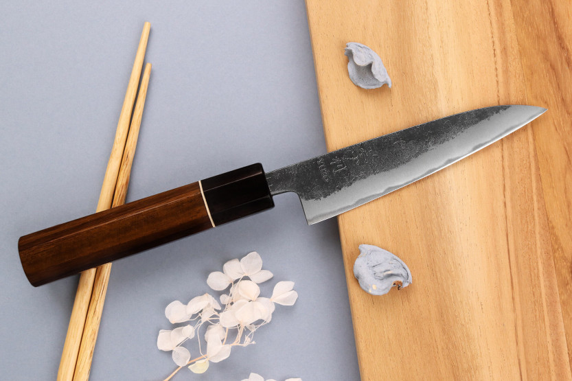 Yuzo Black Nashiji 12cm cuchillo universal japonés hecho a mano