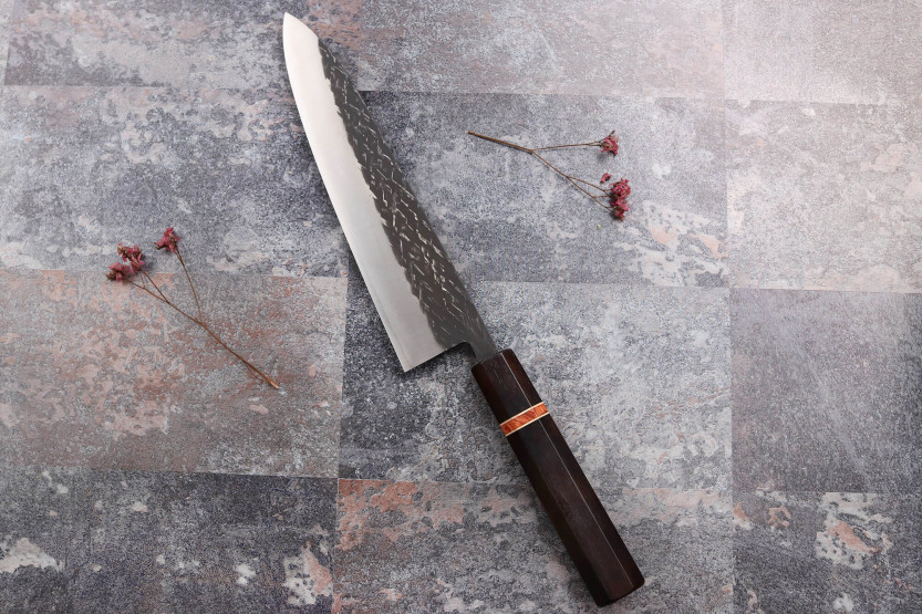 Coltello da chef giapponese da 21 cm Yuzo Black SLD in ebano e mela cotogna fatto a mano