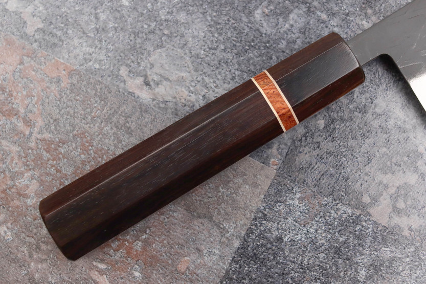 Faca para chef japonês Yuzo Black SLD de 21 cm, feita à mão em ébano e marmelo
