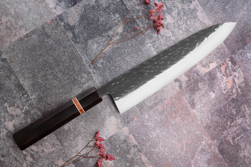 Cuchillo de cocinero japonés de 24cm Yuzo Black SLD de ébano y madera de membrillo hecho a mano