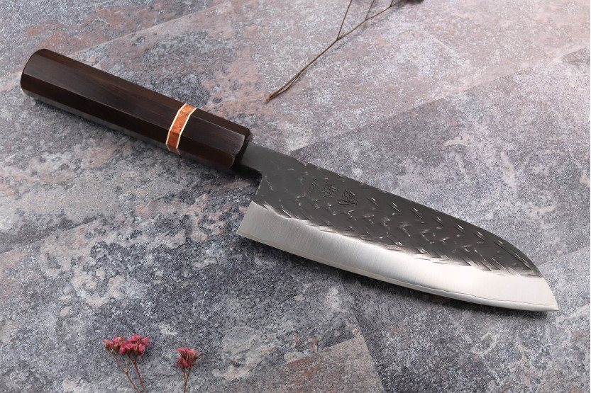 Japanisches handgefertigtes 16,5cm santokumesser Yuzo Black SLD aus Ebenholz und Cognacholz