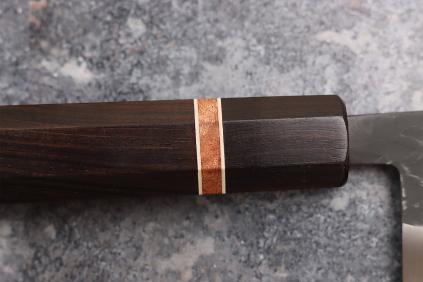 Japanisches handgefertigtes 16,5cm santokumesser Yuzo Black SLD aus Ebenholz und Cognacholz