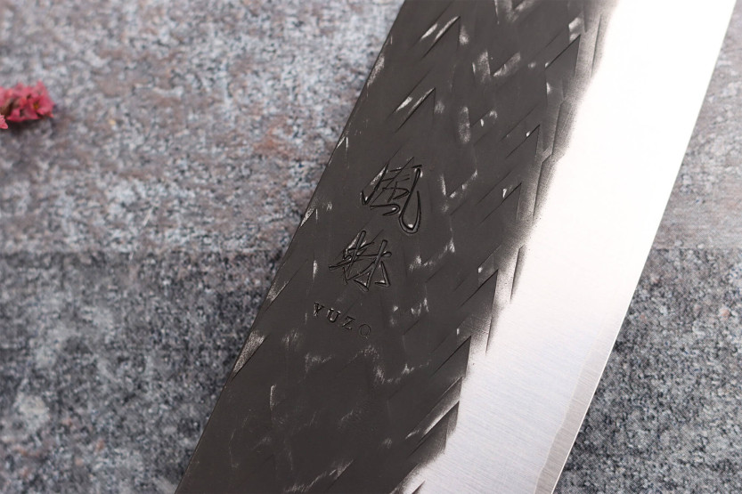 Yuzo Black SLD 16,5 cm handgjord japansk santokukniv i ebenholts och kvitten
