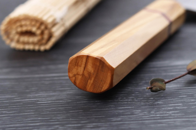 Faca de cozinha Yuzo SLD 21cm azeitona e sequoia feita à mão no Japão