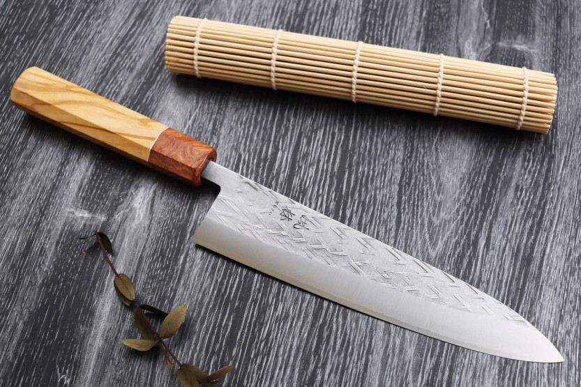 Yuzo SLD Cuchillo de cocinero tradicional japonés de 21 cm de madera de olivo y membrillo