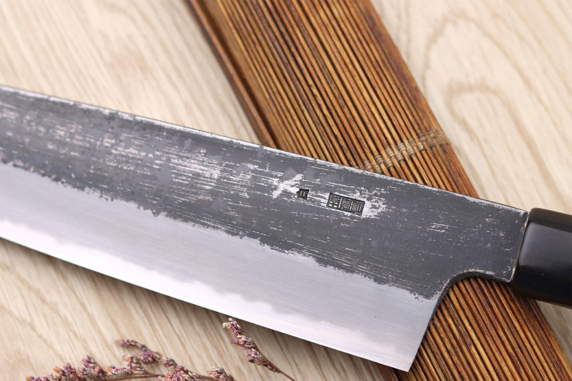 Colhedor de cerejas de 24 cm artesanal japonês Sakai Kikumori Kikuzuki Kuro