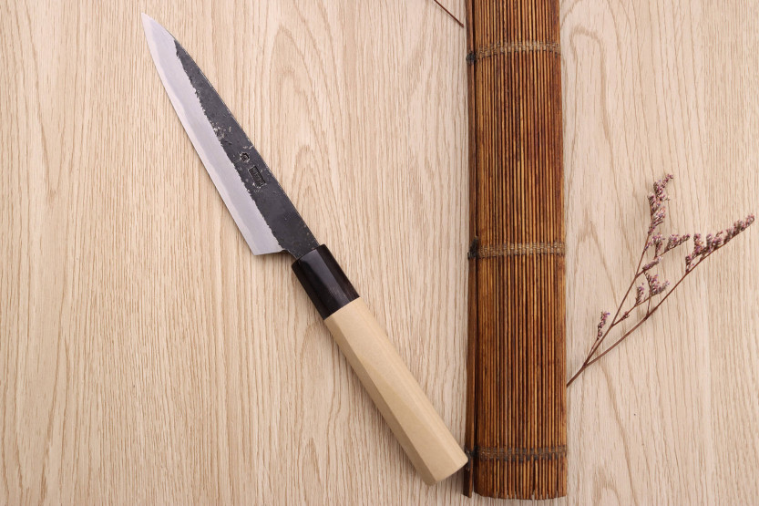 Universalkniv 15cm japonais artisanal Sakai Kikumori Kikuzuki Kuro