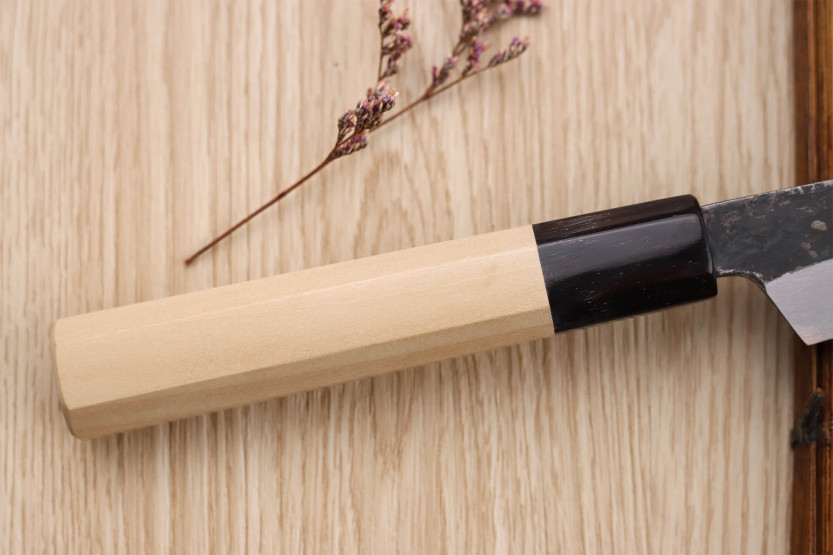 Yleisveitsi 15cm japonais artisanal Sakai Kikumori Kikuzuki Kuro Kuro