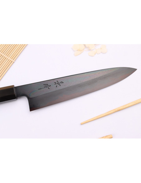 Kagekiyo Yoshikazu Tanaka Black Damas Aogami 21 cm japansk kokkekniv i hånden
