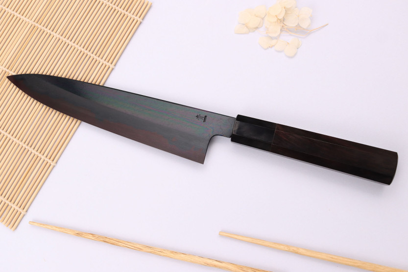 Kagekiyo Yoshikazu Tanaka Black Damas Aogami 21 cm japansk kokkekniv i hånden