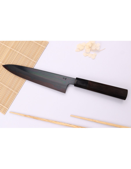Kagekiyo Yoshikazu Tanaka Black Damas Aogami 21 cm japansk kokkekniv i hånden