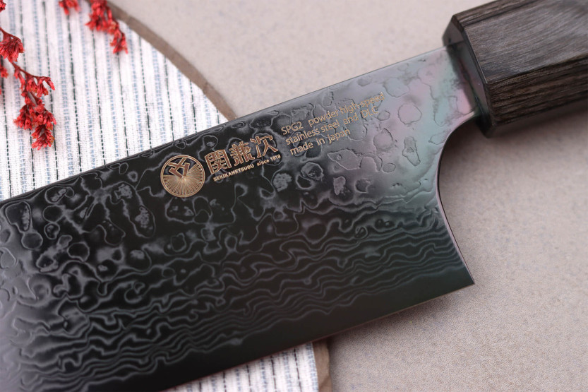 santoku-kniv kirsebær japansk Kanetsugu Zuiun Kiwami revêtement DLC 18cm