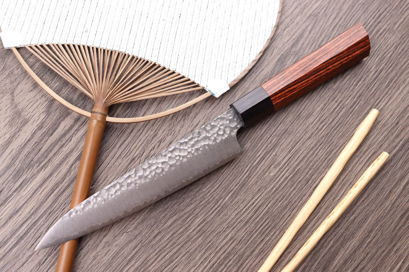 Faca universal japonesa martelada Kanetsugu Heptagon Uto de 15 cm