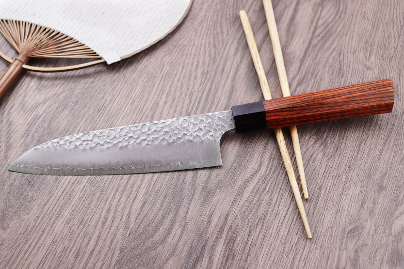coltello santoku giapponese da 17 cm Kanetsugu Heptagon Uto martellato