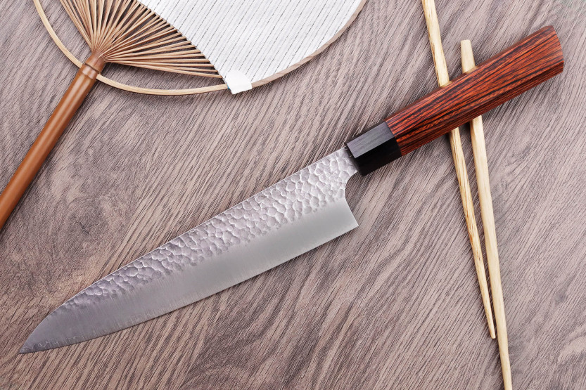 Coltello da chef giapponese martellato Kanetsugu Heptagon Uto da 20 cm