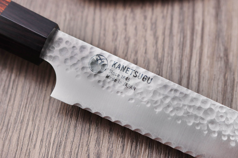 Coltello da pane giapponese martellato Kanetsugu 21 cm