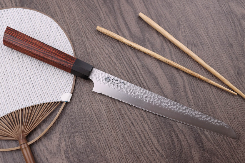 Faca de pão japonesa martelada Kanetsugu 21cm