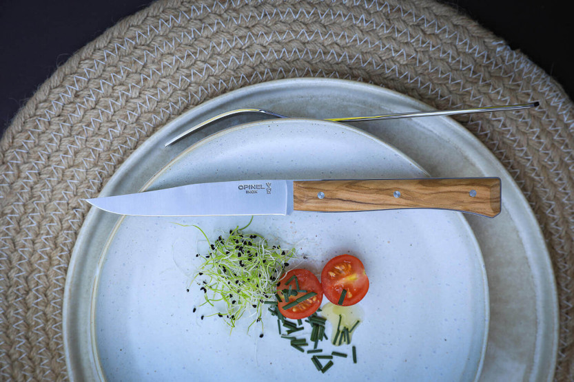 Opinel Facette pöytäveitset oliivipuukahva 11cm sileä ruostumattomasta teräksestä valmistettu terä, 4 kpl sarja