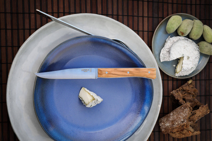 Set in scatola di 4 coltelli da tavola Opinel Facette con manico in legno d'ulivo e lama liscia in acciaio inox da 11 cm