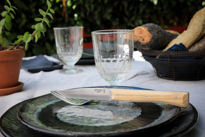 Set in scatola di 4 coltelli da tavola Opinel Manico in frassino Facette Lama liscia in acciaio inox da 11 cm