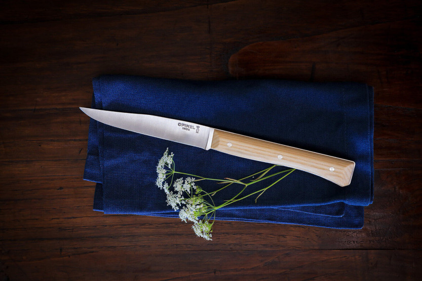 Set in scatola di 4 coltelli da tavola Opinel Manico in frassino Facette Lama liscia in acciaio inox da 11 cm
