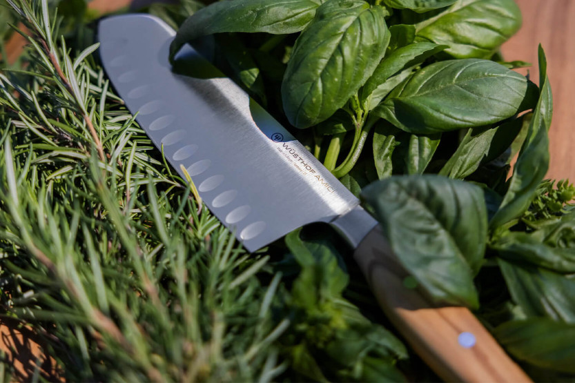 Wüsthof Amici 17 cm med granton-egg santoku-kniv i oliventre