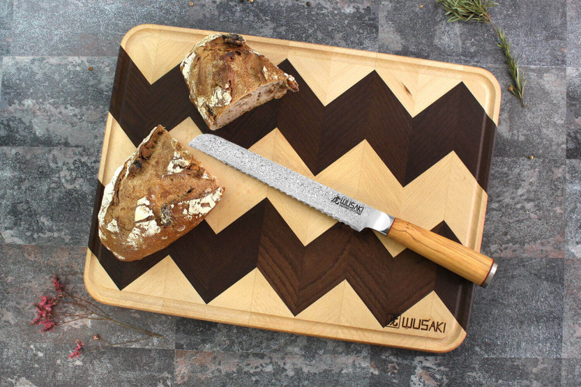 Tábua de cortar Wusaki em madeira de faia tratada termicamente certificada pelo FSC com calha - 40 x 30 x 1,9 cm