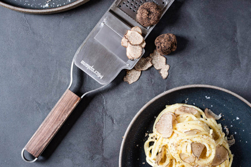 Microplane Master 2-i-1 tryffelrasp med handtag i valnöt
