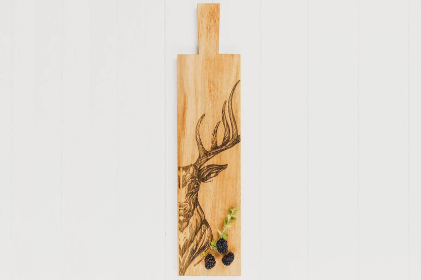 Selbrae House oak aperitif board 65x15x2cm with handle - Deer motif