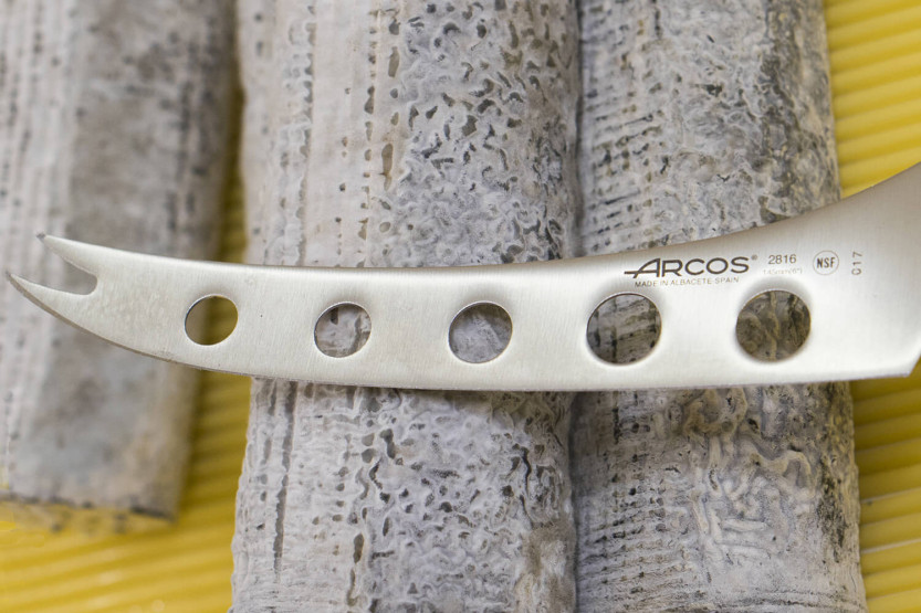 Arcos Universal cheese knife 14.5cm openwork blade riveted POM handle