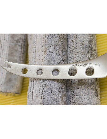 coltello da formaggio Arcos Universal con lama forata da 14,5 cm e manico in POM rivettato