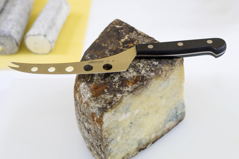 Arcos Universal ostekniv 14,5 cm gennembrudt blad nittet POM-håndtag