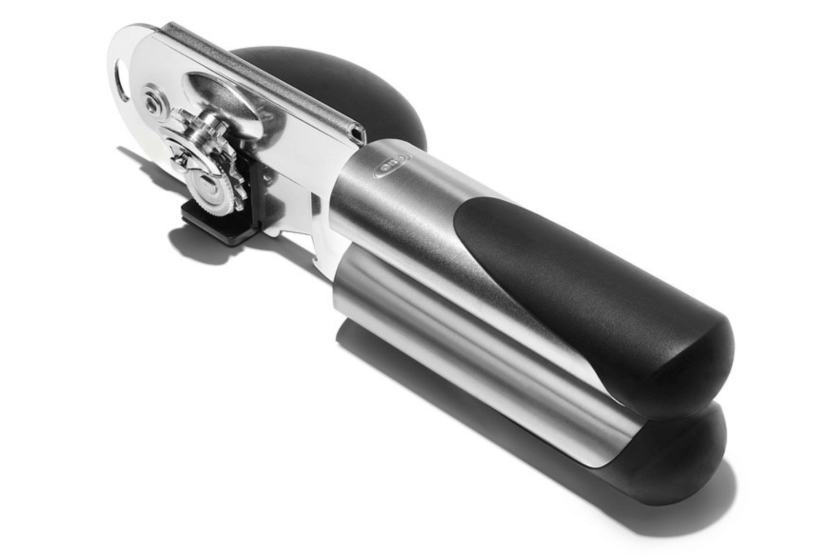 Apriscatole manuale OXO Steel in acciaio inox e santoprene