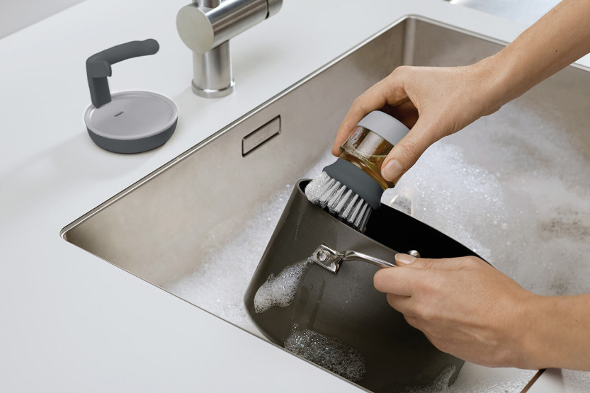 Joseph Joseph Palm Scrub oppvaskbørste med reservoar