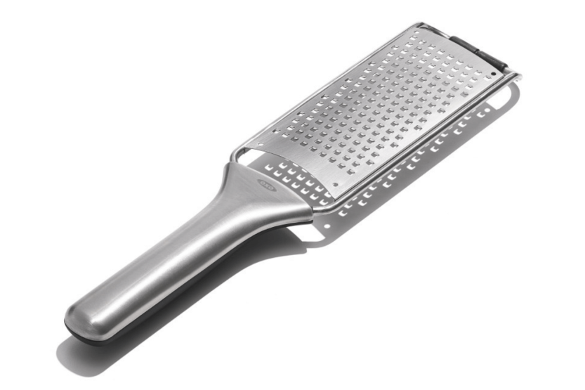 OXO Steel ruostumattomasta teräksestä valmistettu keskikokoinen raspi, jossa on suojakotelo