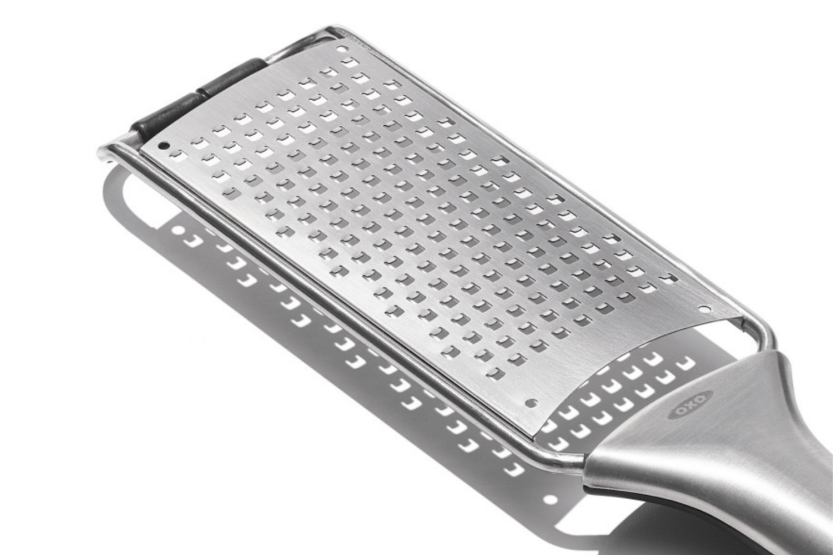 OXO Steel mittlere Reibe aus rostfreiem Stahl mit Schutzhülle