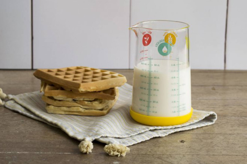 Vaso medidor de guijarros en vidrio borosilicato y base de silicona