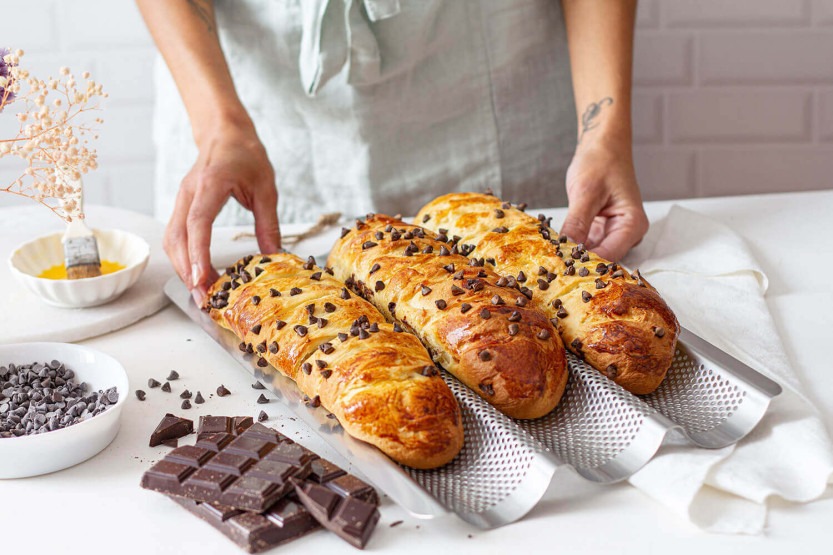 Gelochtes Edelstahl-Backblech von De Buyer für 3 Baguettes